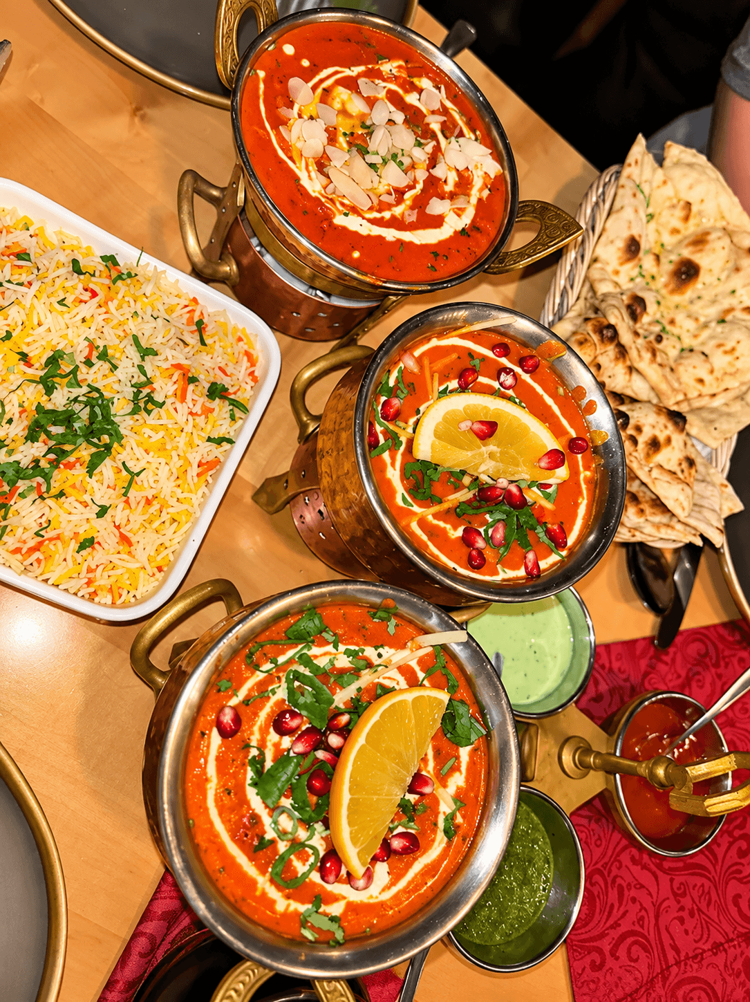 Gedeckter Tisch mit Currys, Reis und Naan