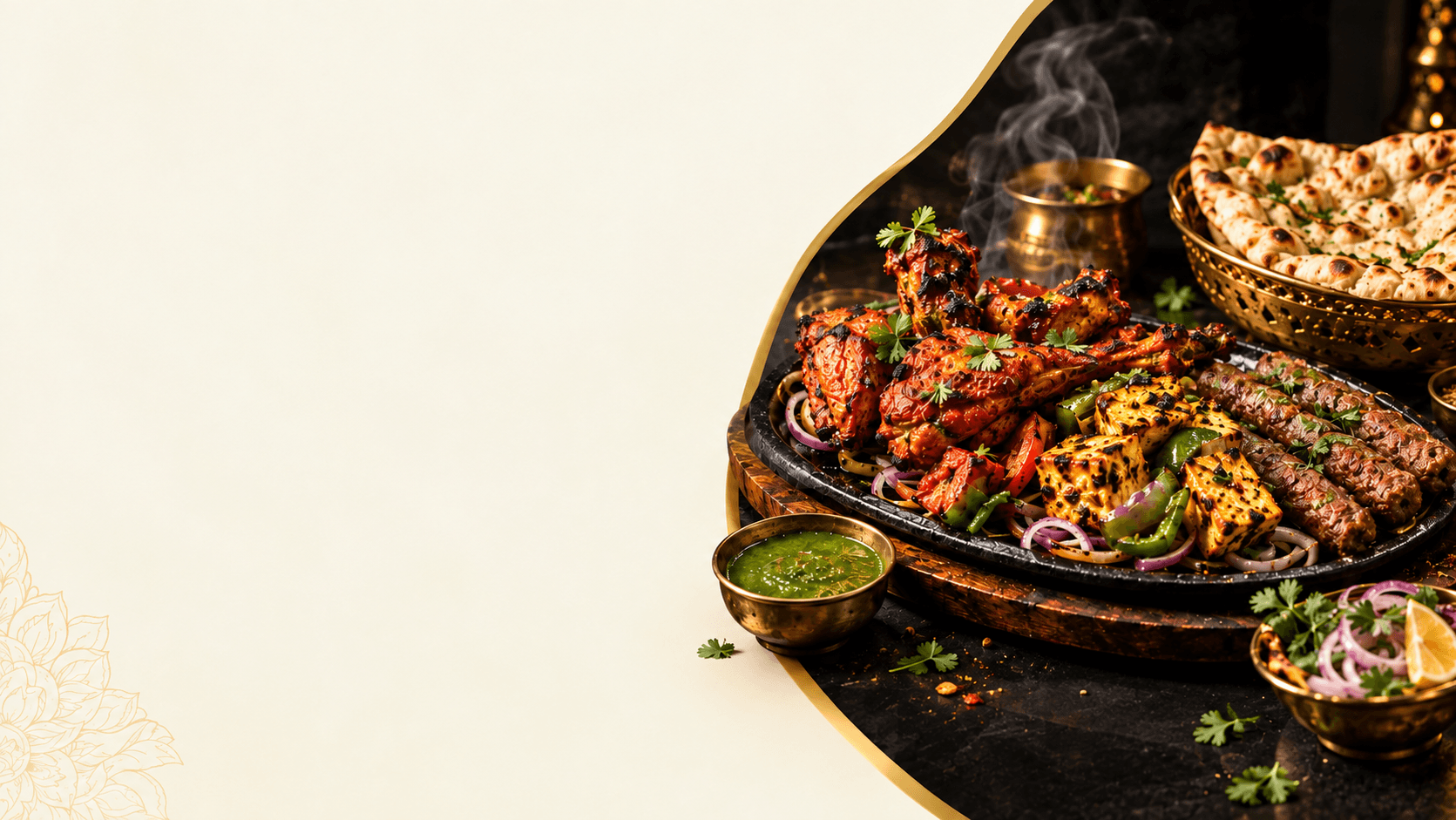 Tandoori-Platte mit Chicken Tikka, Paneer, Seekh Kebab, Naan und Minz-Chutney